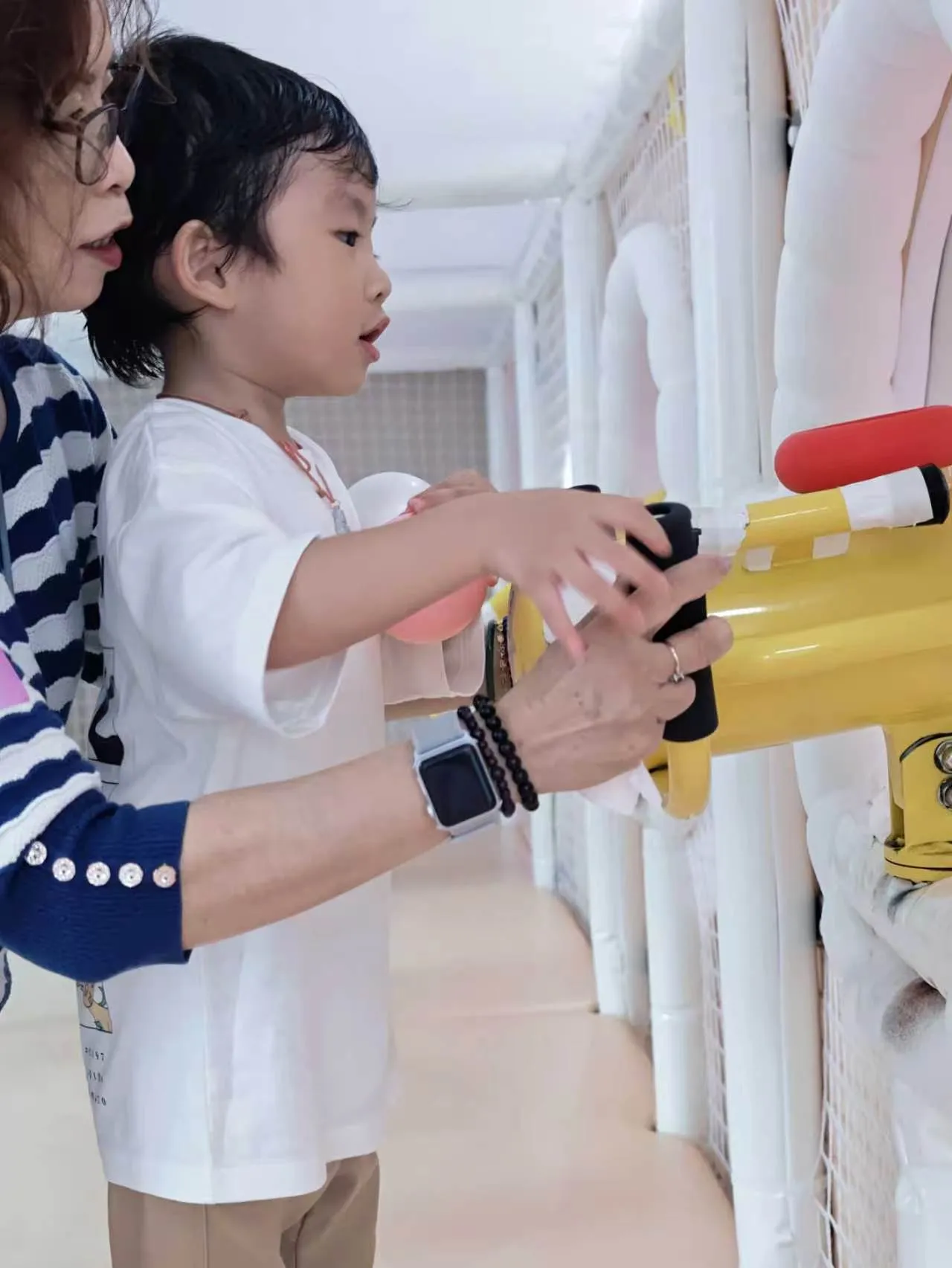 小朋友於Kidstation北角分店玩波波槍