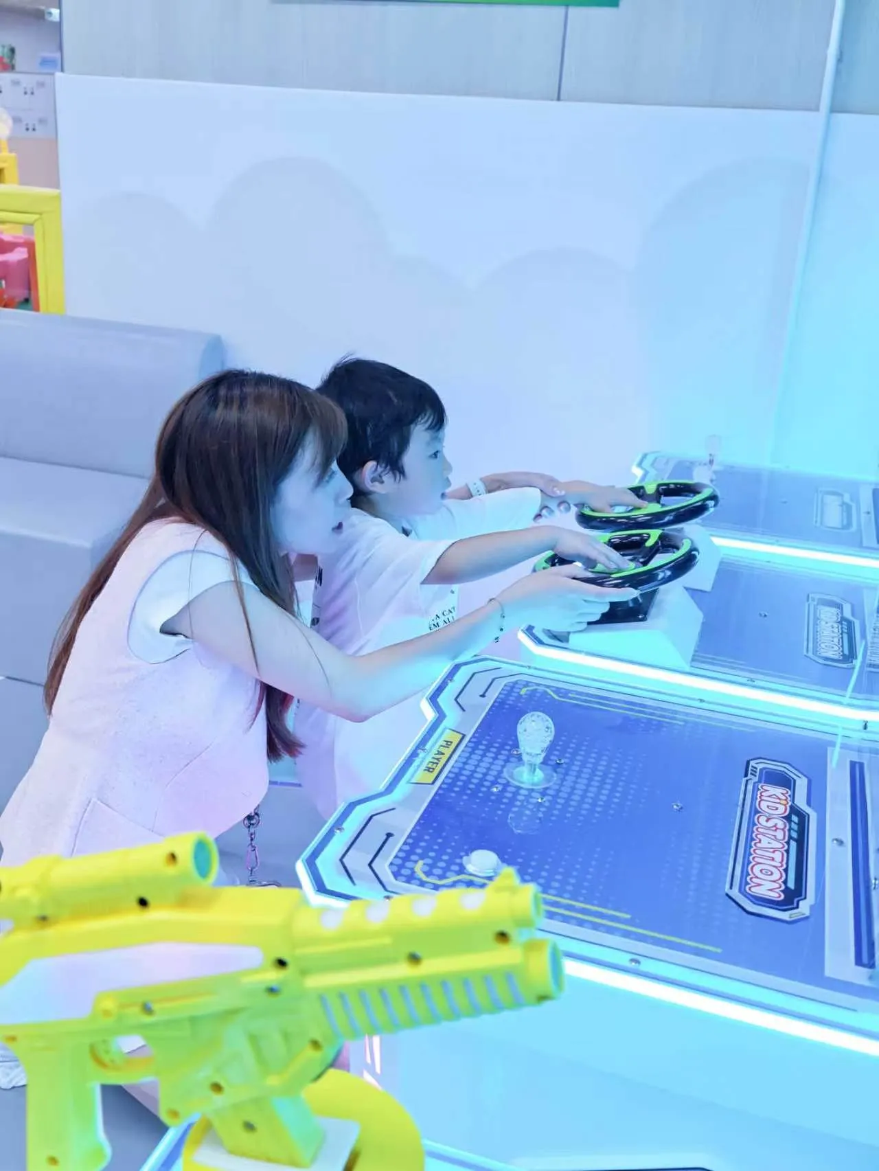 小朋友於Kidstation北角分店玩遊戲機