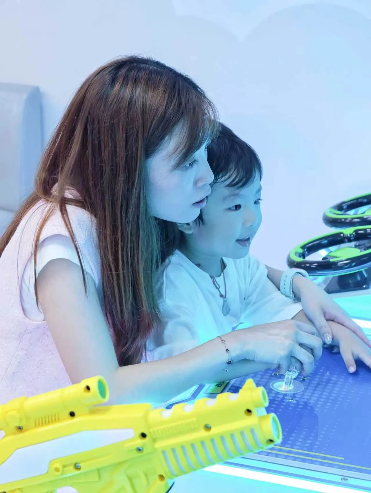 一家人於Kidstation北角分店玩波波槍