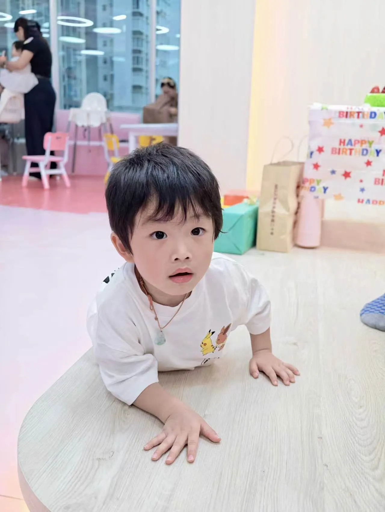 幼兒於Kidstation北角分店地墊上遊玩