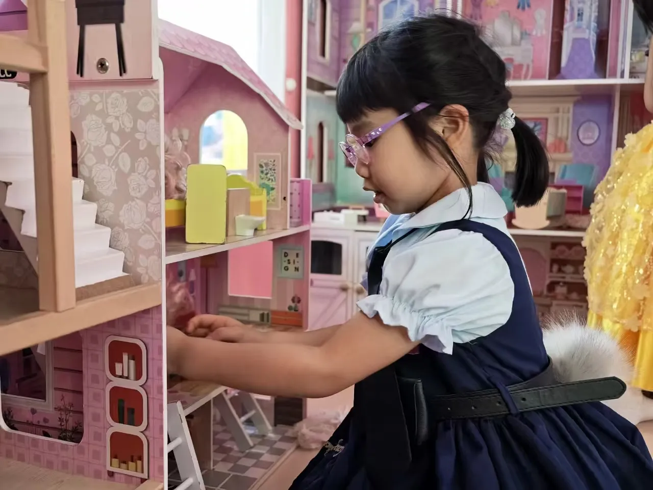 小朋友於Kidstation荃灣分店玩娃娃屋