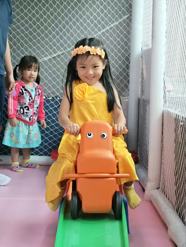 小朋友於Kidstation荃灣分店玩滑梯