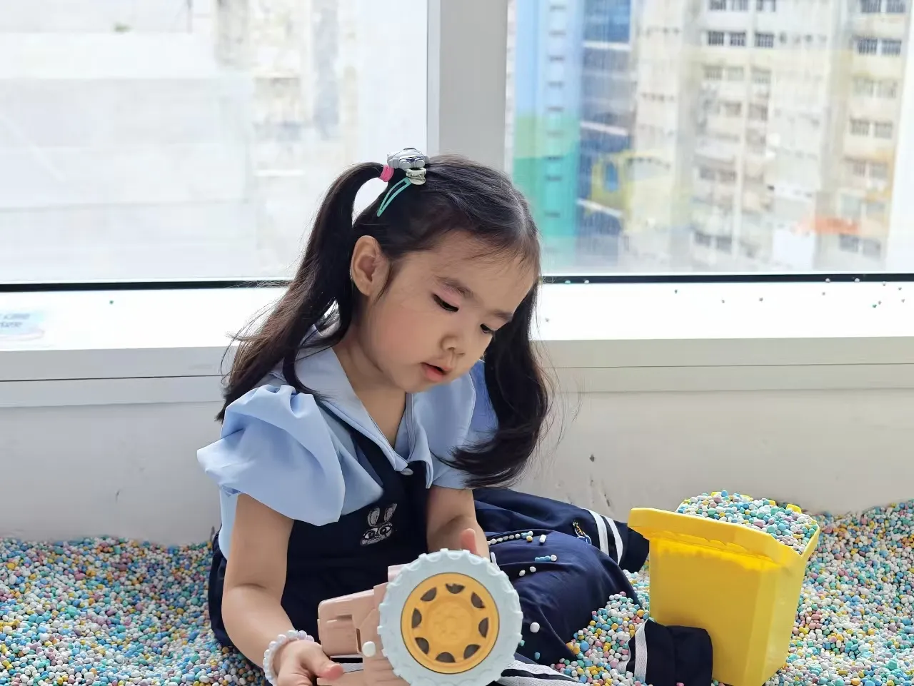 小朋友於Kidstation荃灣分店窗邊玩玩具
